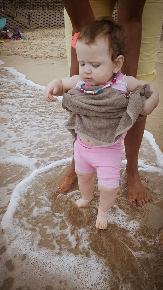 Mikayla op die strand.