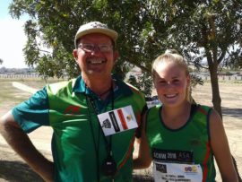 n Afrigter se trots. Nollie Meintjies en Cara du Preez glimlag breed na laasgenoemde se gouemedalje oorwinning in die dames o.18 2 000 meter hindernis-item by die ASA Jeug Atletiekkampioenskappe. Foto: Willie de Villiers