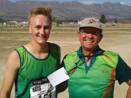 Robert de Villiers het sy kroon as SA se 3 000 meter hindernis-kampioen verdedig. Hier staan hy trots saam met sy afrigter, Nollie Meintjies. Foto: Willie de Villiers