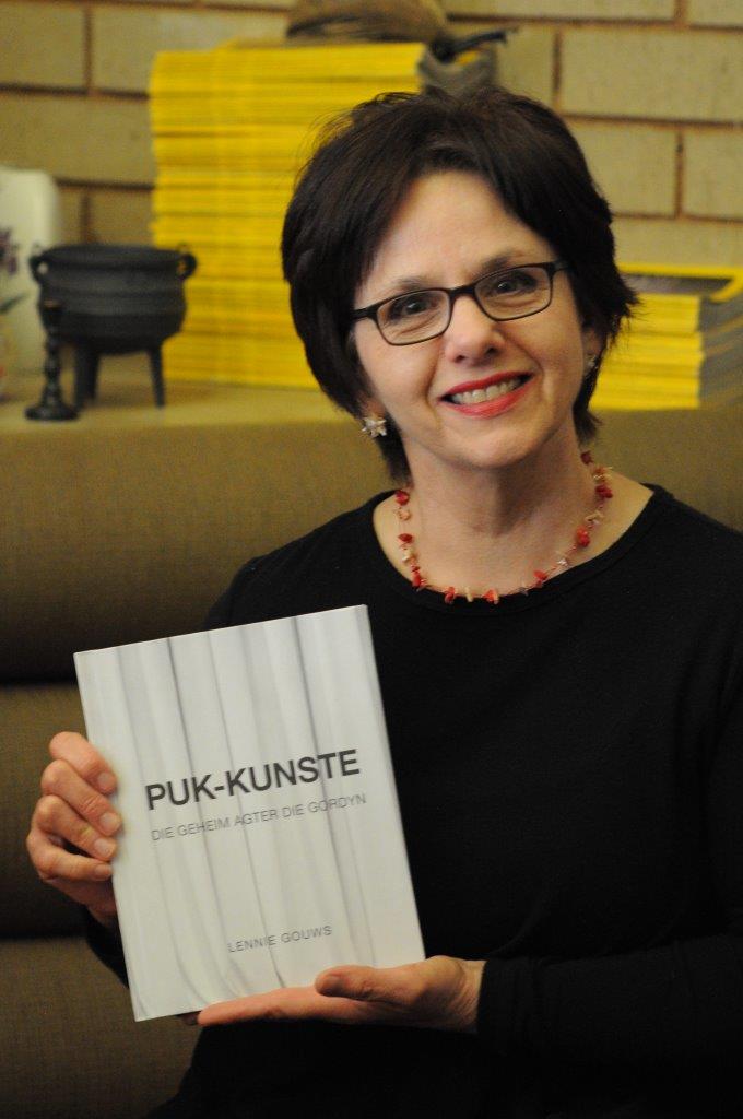 Lennie Gouws met haar boek, Die geheim agter die gordyn. Foto: Marianke Saayman