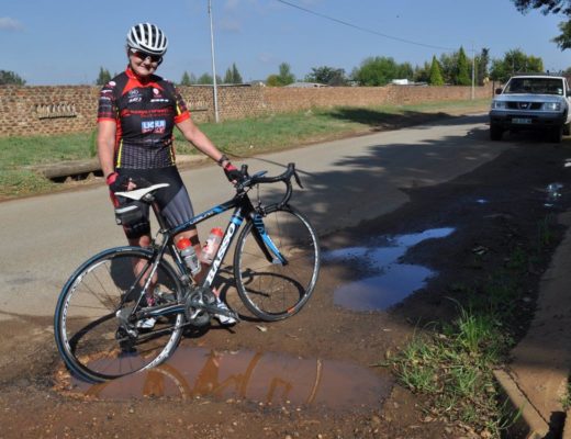 'n Gat op die hoek van Wynne- en Aalwynstraat is so groot dat Marilyn Rossouw en ander fietsryers in die baan vir aankomende verkeer moet ry om dit te vermy.
