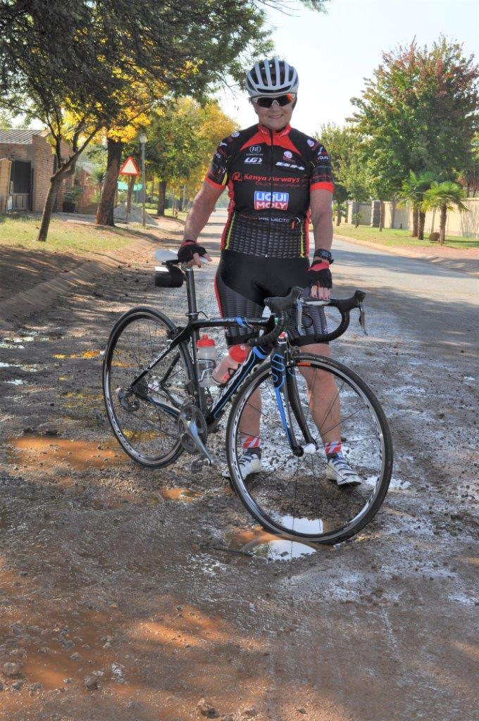 Die gate op die hoek van Wynne- en Republiekstraat is met sand toegegooi, maar die reën het die meeste van die gate weer oopgespoel. Marilyn Rossouw ry hierdie pad daagliks met haar fiets. Foto’s: Marianke Saayman