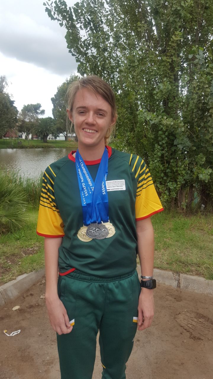 Die NWU farmasiestudent en top SA atleet, Liezel Gouws glimlag breed met vier nuwe medaljes om haar nek, na die uitstekende SA kampioenskappe vir atlete met gestremdhede in Bloemfontein. Hierdie kampioenskappe het vanaf 30 Maart tot 2 April plaasgevind.