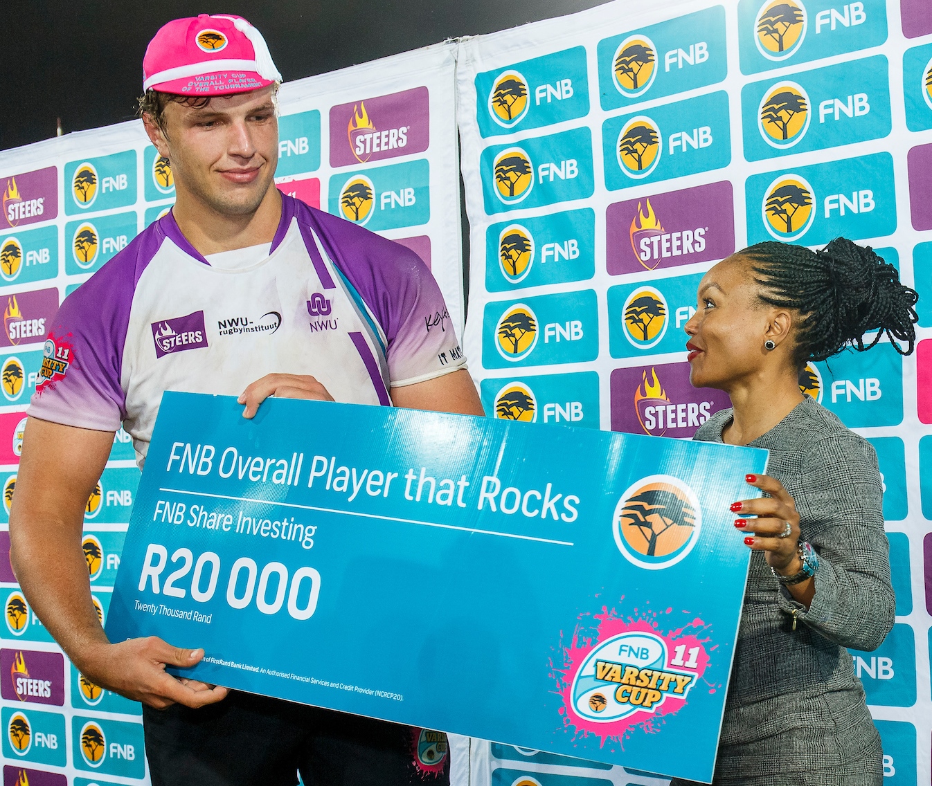 Walt Steenkamp ontvang sy prys by die Varsitybekerfinaal in Stellenbosch.