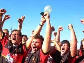 Volkskool Potchefstroom se kaptein Awie Visser (heel links) lig die Classic Clash trofee saam met Kobus Burger, Collin Smart en Jacques Gouws. Volkies se eerstespan het Gimmies met 50-10 op die Fanie du Toit Sportgronde geklop.