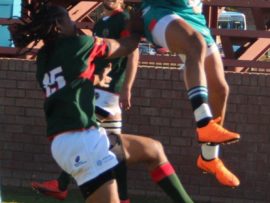 Enver Brandt van die Griekwas spring bo die Luiperds se Lungelo Gosa om 'n kruisskop in te palm. Die Griekwas het die Supersport Uitdaagreekswedstryd met 46-31 gewen. Foto: Wouter Pienaar