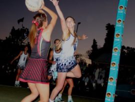 Gimmies se Mila Henning plaas die druk op Volkies se Nelanie le Roux in die eerstespan netbalwedstryd wat Gimmies met 41-23 gewen het. Foto’s: Wouter Pienaar