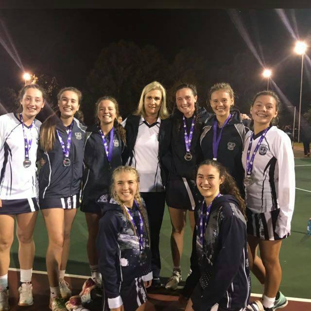Gimmies se o.16A-netbalspan het gekwalifiseer om aan die "SA Skole kampioenskappe deel te neem. Vlnr: Malleen Pienaar en Minet Beukes. Alnr: Lize van der Westhuizen, Jana McKinnon, Ruandi van Dyk, me. Annemarie Kleingeld (afrigter), Johalize Steenkamp, Leasha Louwrens en Mizelle Muller.