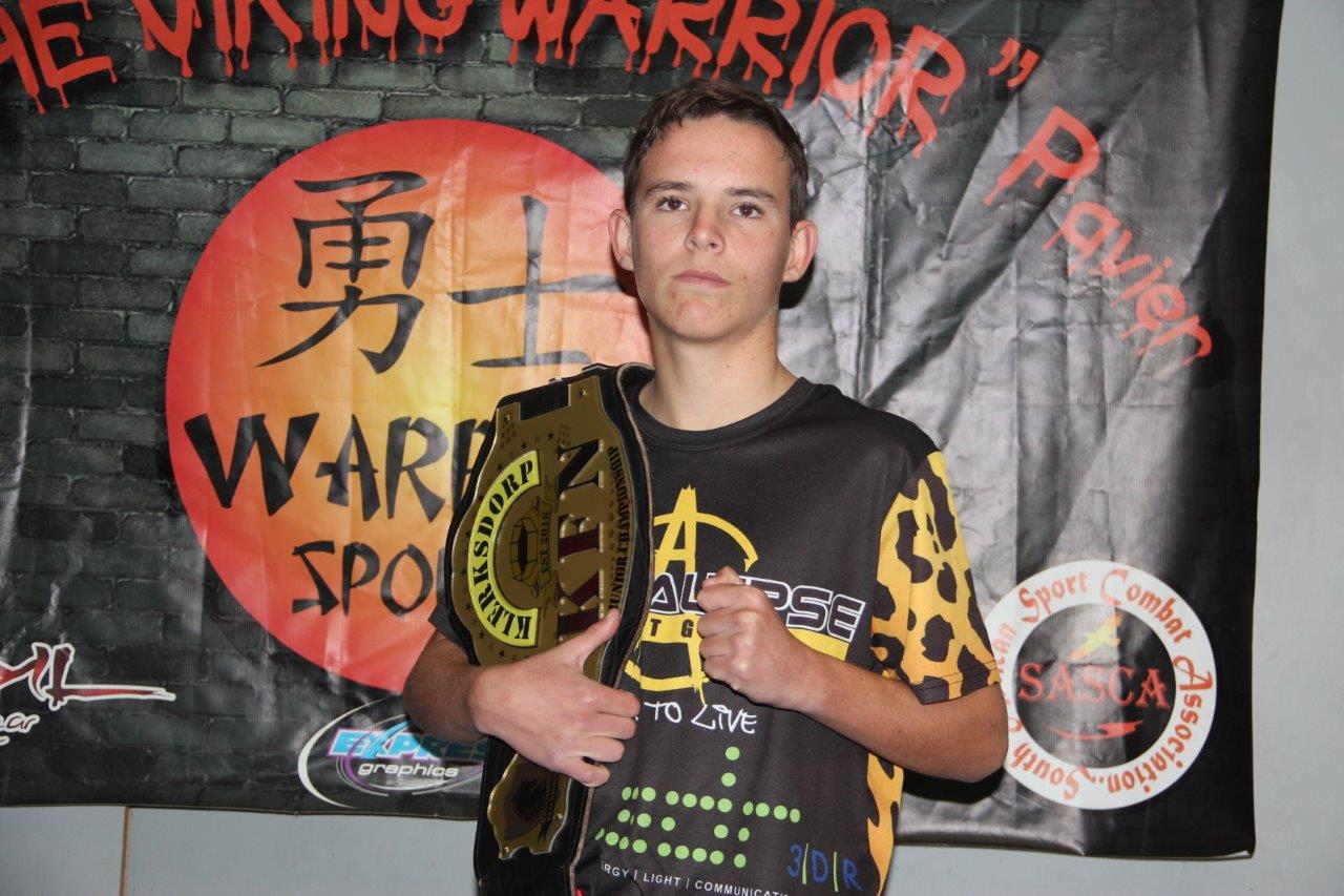 Zander Joubert staan trots met sy KFN Junior-titel belt wat hy by Klerksdorp Fight Night 08 verower het. Foto: Wouter Pienaar