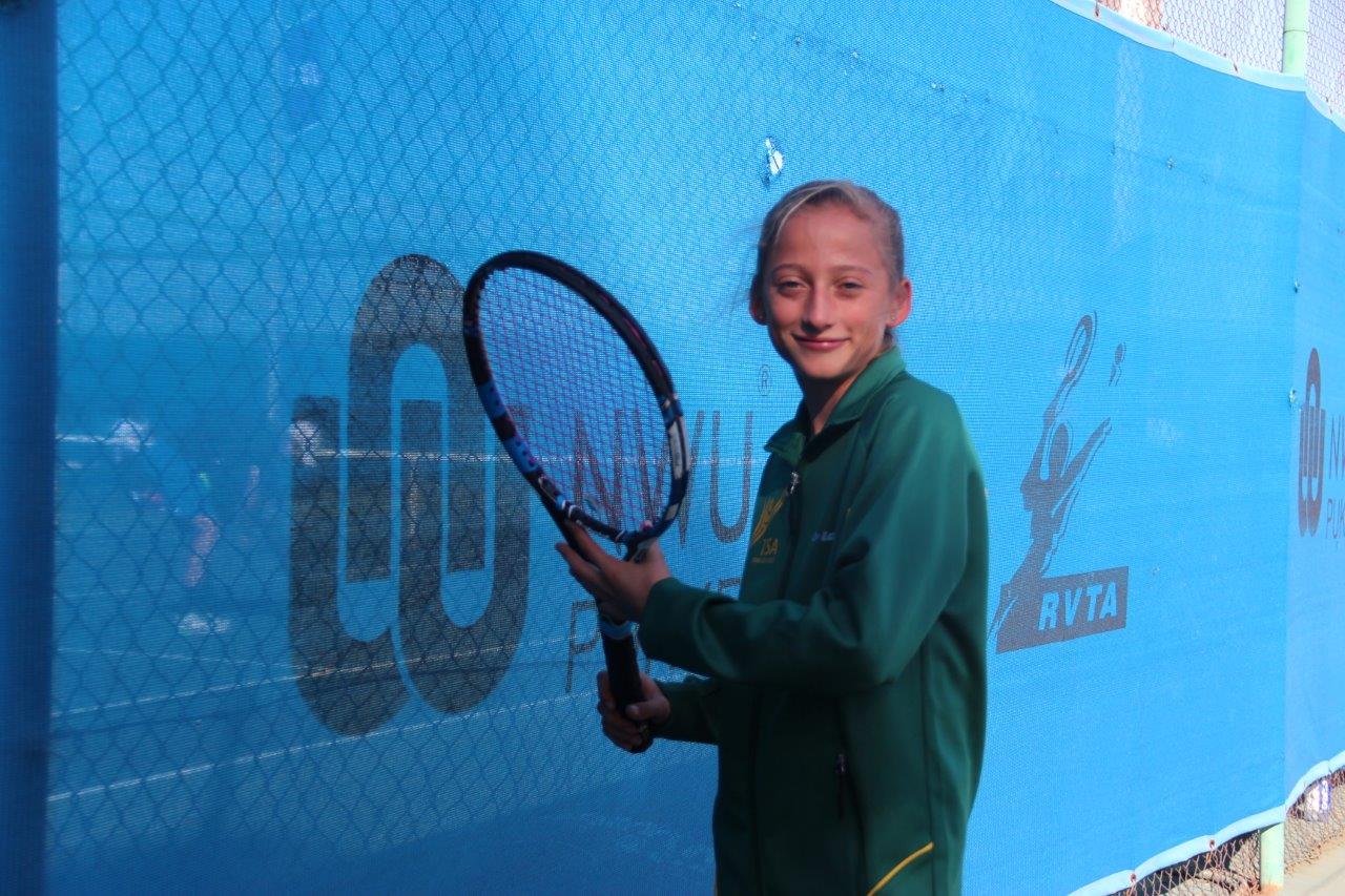 Mari-Louise van Zyl, tans die derde beste tennisspeler in haar ouderdomsgroep (o.12) in die land. Sy gaan Suid-Afrika by die Afrika Junior Tenniskampioenskappe vanaf 27 tot 31 Augustus in Marokko verteenwoordig. Foto: Wouter Pienaar