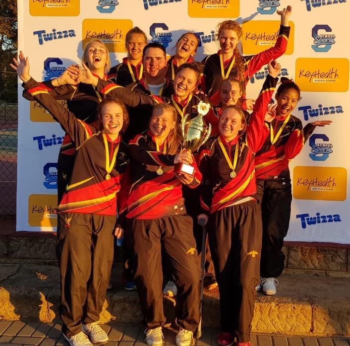Volkies se o.17A-span is Noordweswenners nadat hulle Hoërskool Rustenburg met 17-4 in die eindstryd geklop het. Agter (v.l.n.r) Marizelle Coetzee, Tanya van Niekerk en Emerize Swart. Middel: Lizette du Plessis, Morné Smit (afrigter), Elmie Brits, Abigail McClaren en Kaylene Alsen.Voor: Kiana Strydom, Janelle Kriel en Anina van Zyl.