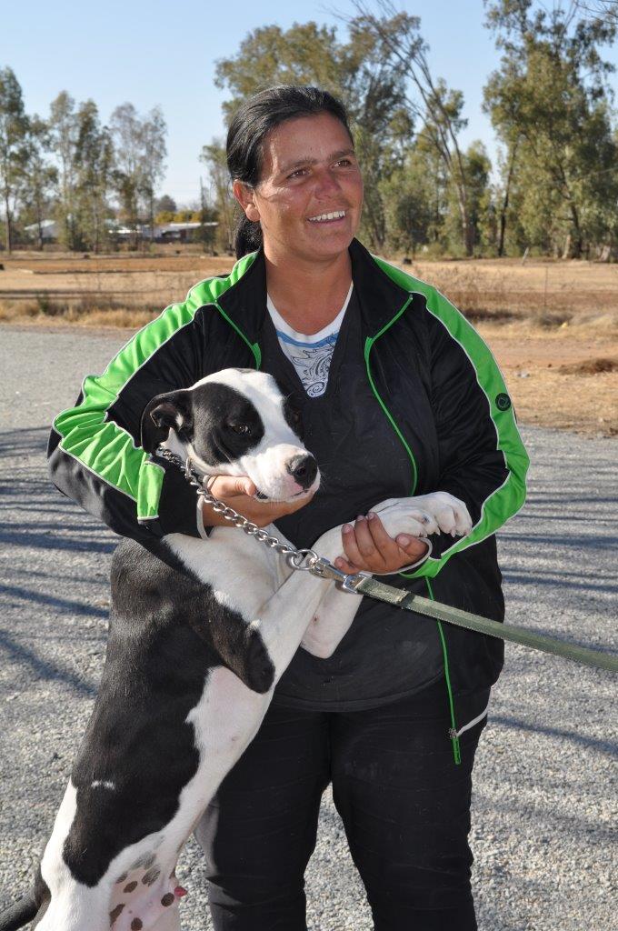 Hendrik se vrou Hester Heymans was baie bly om die familiehond weer te sien. FOTO: Marianke Saayman