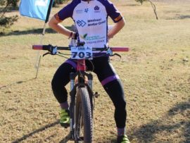Kristen "Nooi" Louw op haar bergfiets waarmee sy 'n briljante eerste plek in die dames-afdeling by USSA's gekry het.