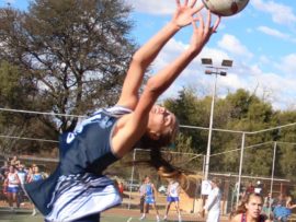 Gimmies se eerstespan netbalspeler, Dané Holtzhausen, kry die bal by haar vingerpunte beet