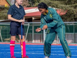 SA hokkiekaptein, Sulette Damons gee die jong spelers raad op die nuwe minio-astro by Laerskool Baillie Park.