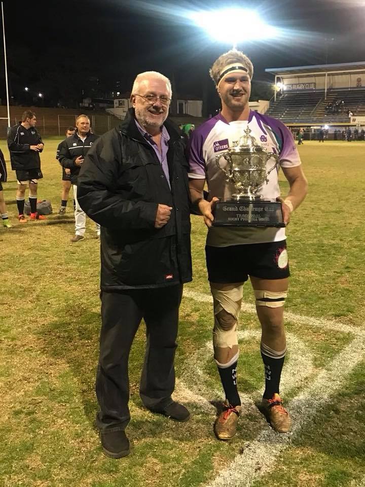 Die NWU -Puk 1 rugbykaptein, Alex du Plooy met die Pirates Grand Challenge-trofee.