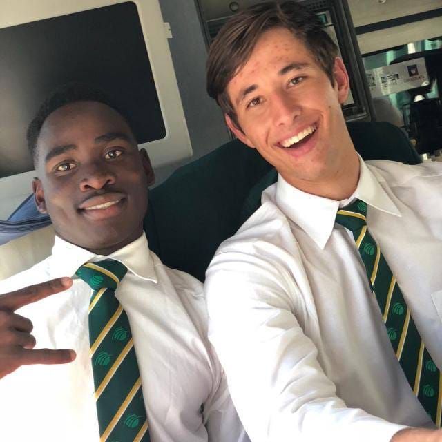 Louis van Schalkwyk (regs) en sy SA o.19 spanmaat Kgaudise Molefe in hulle formele spandrag. Vir Van Schalkwyk was hierdie o.19 SA kriekettoer 'n ongelooflike belewenis.