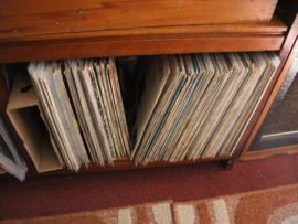 Prinsloo het 'n indrukwekkende versameling in sy besit van oor die 2000 plate uit verskillende musikale genres.