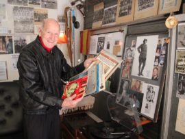 Jan Prinsloo het 'n musiekversameling van oor die 2000 plate wat 'n breë verskeidenheid vir allerhande musieksmake aanbied. Prinsloo is op sy gemaklikste en rustigste wanneer hy een van sy gunstelingplate uit sy indrukwekkende versameling speel.