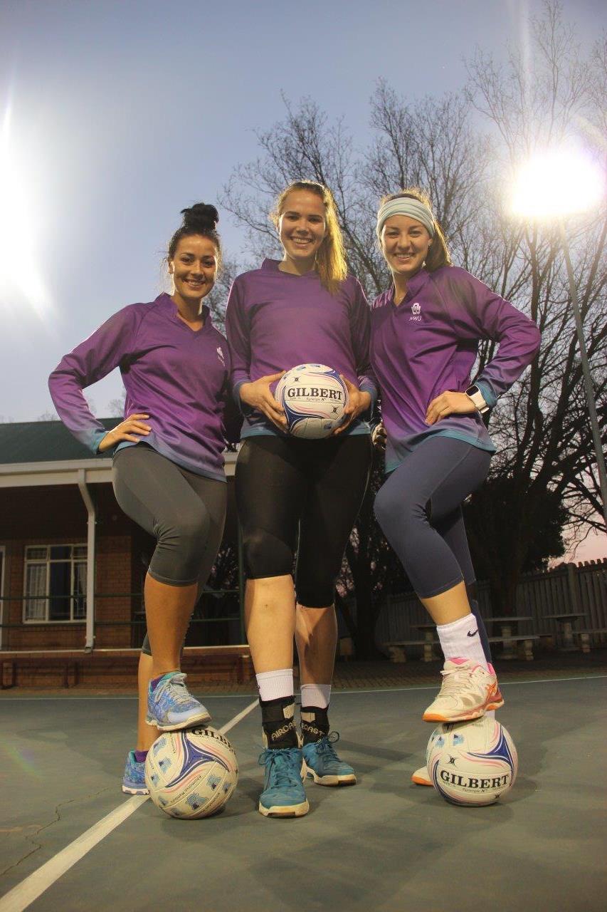 ie NWU se Varsity Netbalspan is gereed om hulle toernooi komende Sondag teen UJ in Bloemfontein te begin. Van links is die span se ervare uitblinkers, Romé Dreyer (kaptein), Sigi Burger en Monique Reyneke (onderkaptein). Foto: Wouter Pienaar