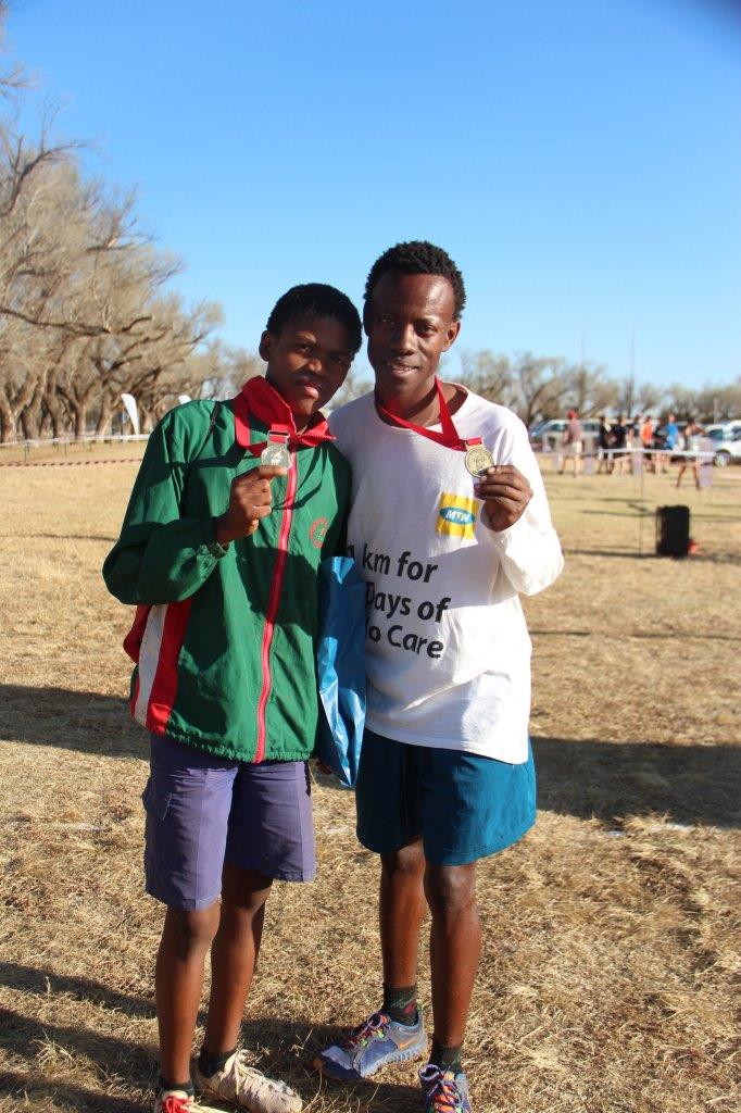 Tshepiso Matlaopane en Petrus Dithabe spog met hulle medaljes.