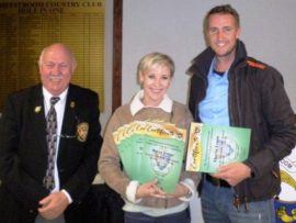 Kaiser Cornelius saam met Cara Fourie en Charlie Fourie wat vir muurbal erkenning gegee is.