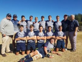 Gimmies se junior-sewesspan (o.15) was die toernooiwenners na afloop van die Gimmietoernooi. Die span het die toernooi onoorwonne afgesluit en hul uitslae was as volg: wen 26-24 teen Midstream, wen 24-0 teen Wagpos, wen 42-12 teen Volkies en wen Midstream in die finaal met 26-0. Heel voor op die foto is Christopher Albertus (kaptein) met die trofee. Vlnr: George Kotzé, Renier Vermaak, James Botha, Wian Oosthuizen en Michael Fourie. Alnr: Mnr. Koot Booysen (afrigter en organiseerder), mnr. Errie Janse van Rensburg (afrigter), Ronaldo De Lima, Henré Bester, JP Frauendorf, Reinhardt Greyling, Wian van der Merwe, Charl Ferreira, JD van der Berg (spanbestuurder) en mnr. Roelof Oosthuizen (skoolhoof). Foto: Verskaf