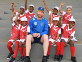 Heinrich Klaasen with the KFC Mini-Cricket Kids from Amstelhof PSS