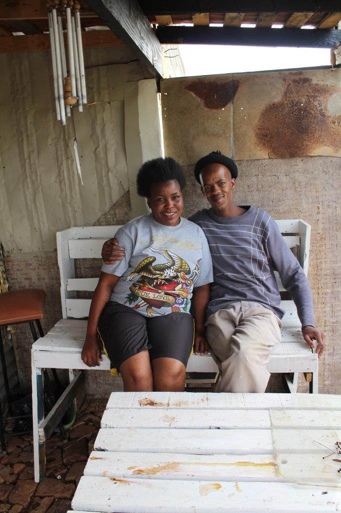 Thabo en sy meisie Dimakatso sit op 'n tuinstel op hul voorstoep. Thabo het dié stel ook self gemaak.