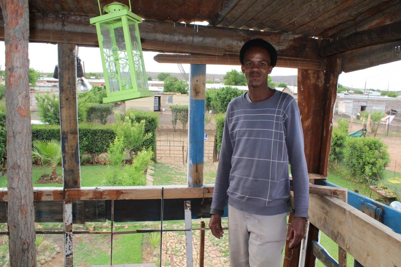 Thabo staan op sy balkon wat uitkyk na sy pragtige tuin. Foto’s: Marianke Saayman