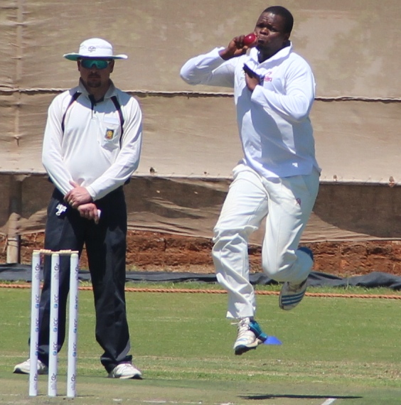 Ikageng's Vuzi Mazibuko ready to unleash a delivery. Photos: Wouter Pienaar