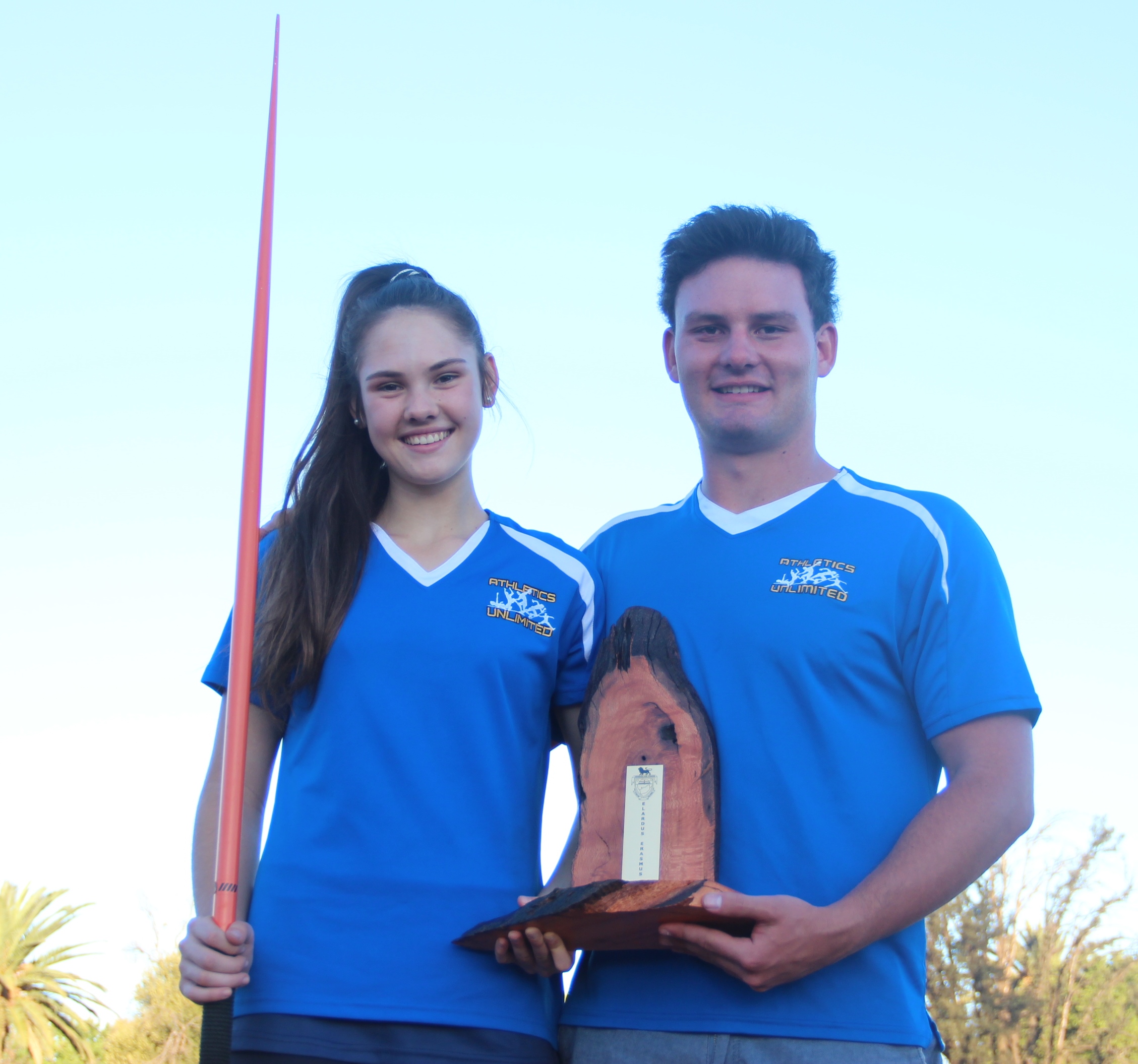 Wiané Joubert het by afgelope Elardus Erasmus Atletiekbyeenkoms in Naboomspruit 'n eerste plek in spiesgooi vir dogters o.15 behaal en is ook as die beste junior veldatleet aangewys. Hier is sy saam met haar spiesgooiafrigter, Erich Wiese
