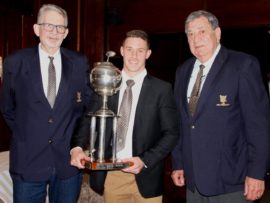 Die Luiperdslosskakel, Schalk Hugo, is as die 2018 Speler van die Jaar aangewys. Hier staan hy saam met die Luipeds President, Adv. André May (links) en ere president van die Luiperds, Jan Fourie.