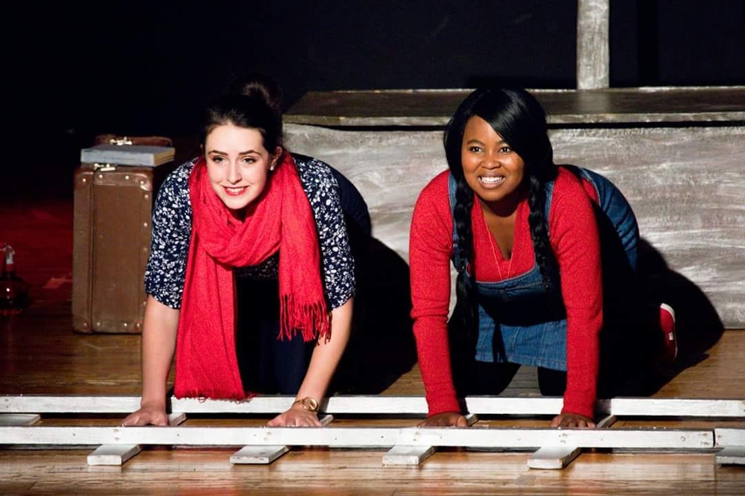 Elbé van der Merwe en Veronica Ramokgoname in hul toneel tydens Aardklop se Pronk Podium.