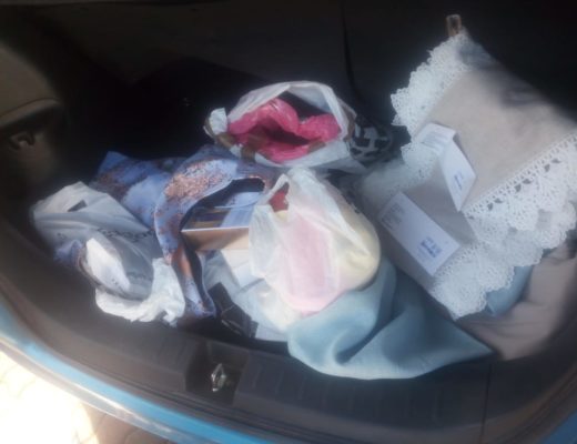 Die motor se kattebak was vol klere wat na bewering gesteel is. Foto’s: Mpho Manyoba