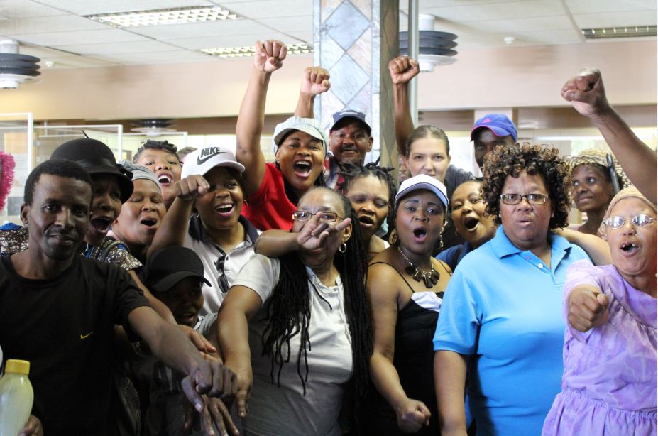 Inwoners was Vrydag woedend omdat daar byna niemand by die munisipale kantore was om hulle te help nie. Foto: Marianke Saayman