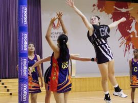 Gimmies se o.15A-verdediger, Wiané Joubert, probeer haar bes om ’n doel te verhoed. Foto’s: Verskaf