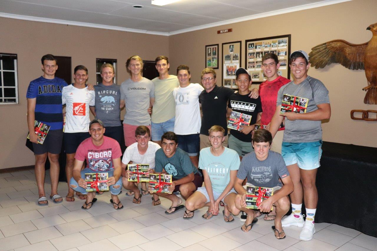 Hoër Volkskool Potchefstroom se eerste krieketspan het Donderdag 22 November hulle jaareindfunksie by die Arend gehou waar hulle hul krieketspelers vereer het. Hier is die eerstespan wat spesiale gedenkboeke as afskeidsgeskenk gekry het na 'n besondere krieketjaar. Foto: Wouter Pienaar