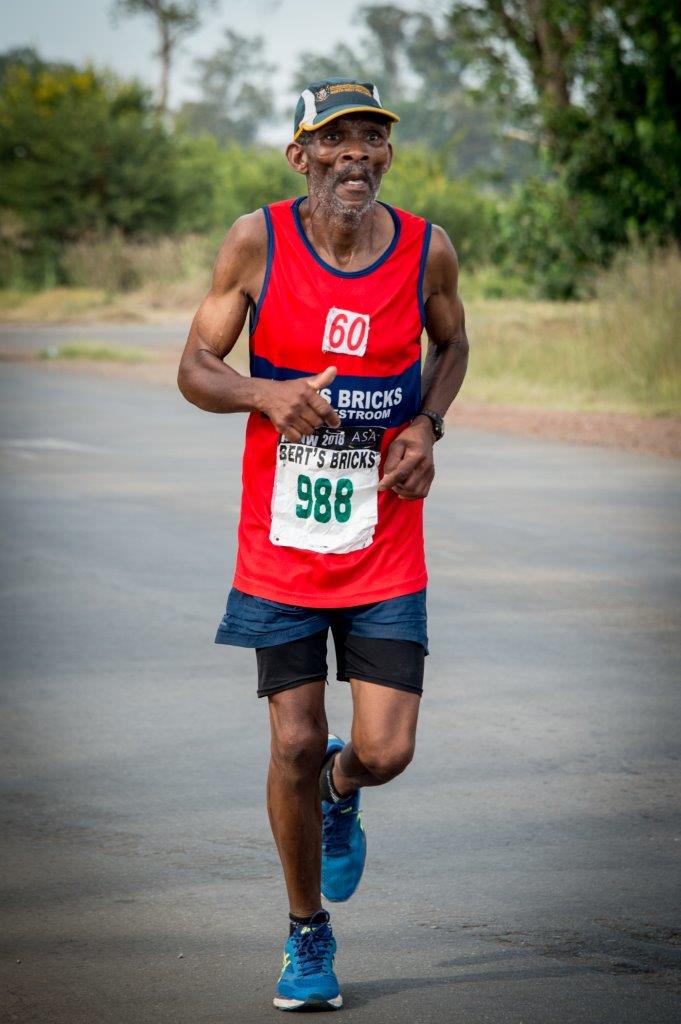 Lekhu Molefe op die pad waar hy al talle kilometers afgelê het. Foto: Barco Greeff