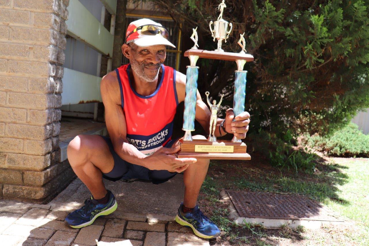 Lekhu Molefe staan is ongelooflik trots op sy Mansatleet van die Jaar-trofee wat hy by Berts Bricks Atletiekklub gekry. Foto: Wouter Pienaar