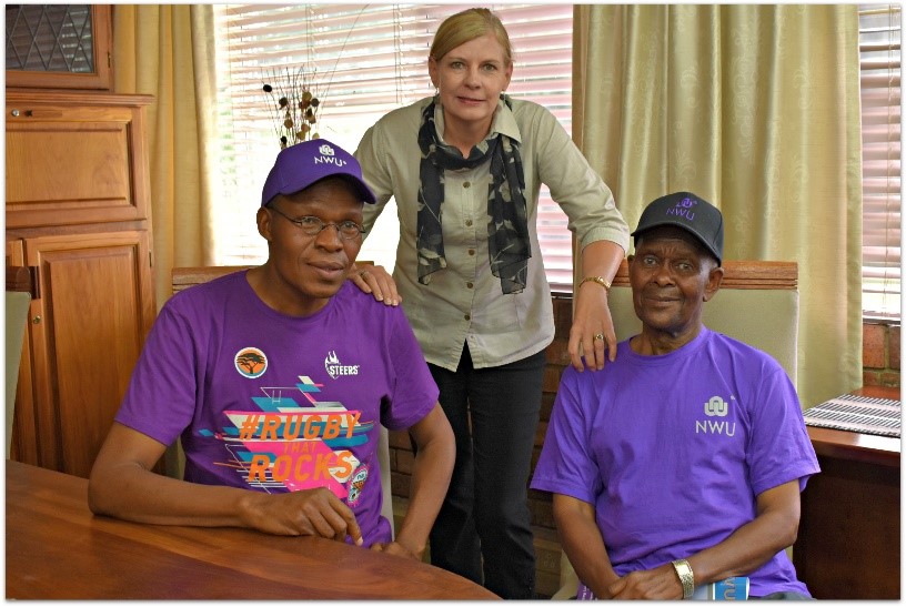 Jacob Seboko (regs) saam met prof Dan Kgwadi, die visekanselier, en prof Linda du Plessis, Adjunkvisekanselier: Vanderbijlpark Kampusbedrywighede. Foto: Verskaf