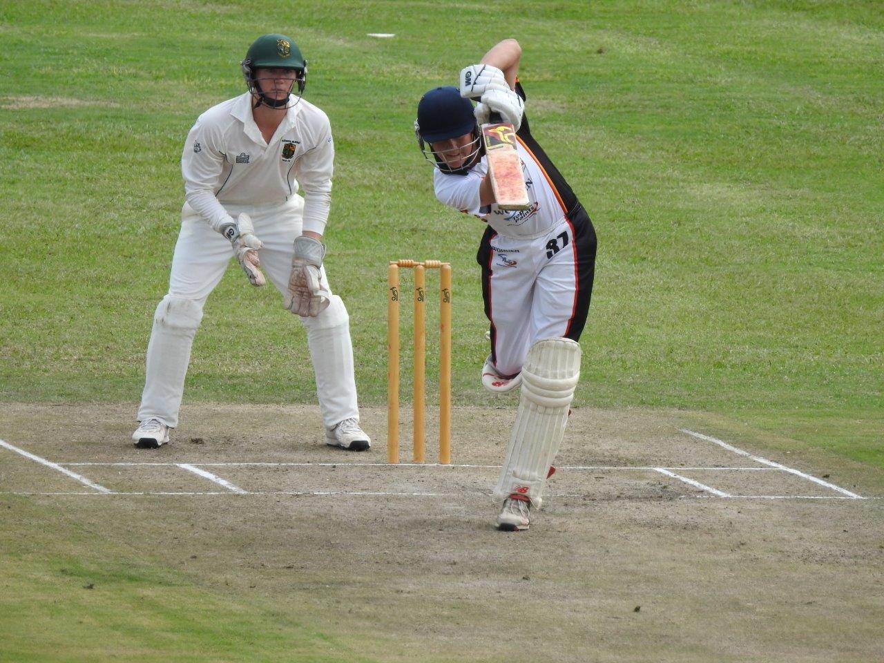 Volkies se Van Zyl Smit speel 'n dryfhou na die grens.