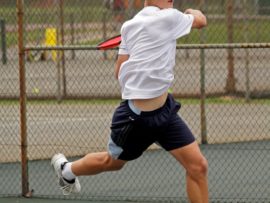 Tiaan wys sy talent op die tennisbaan.
