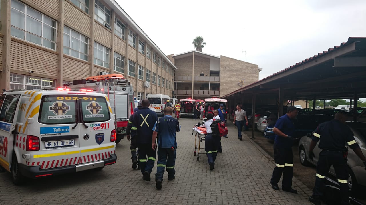 'n Oorhoofse struktuur het vanoggend by die Hoërskool Driehoek ineengestort.
