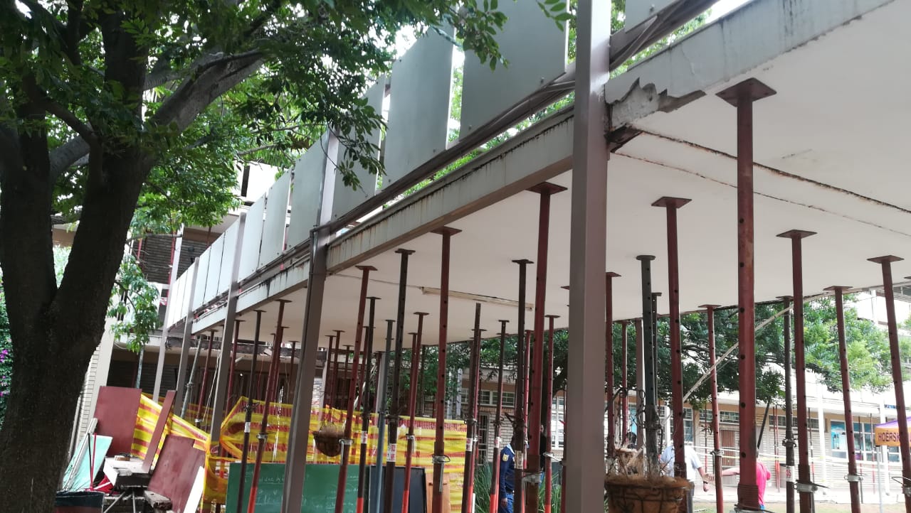 So lyk die brug wat op die kinders geval het.