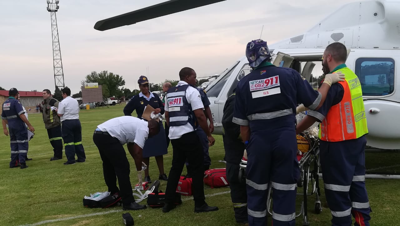 Nooddienste vervoer van die ernstig beseerde kinders na 'n hospitaal. Foto: Netcare 911