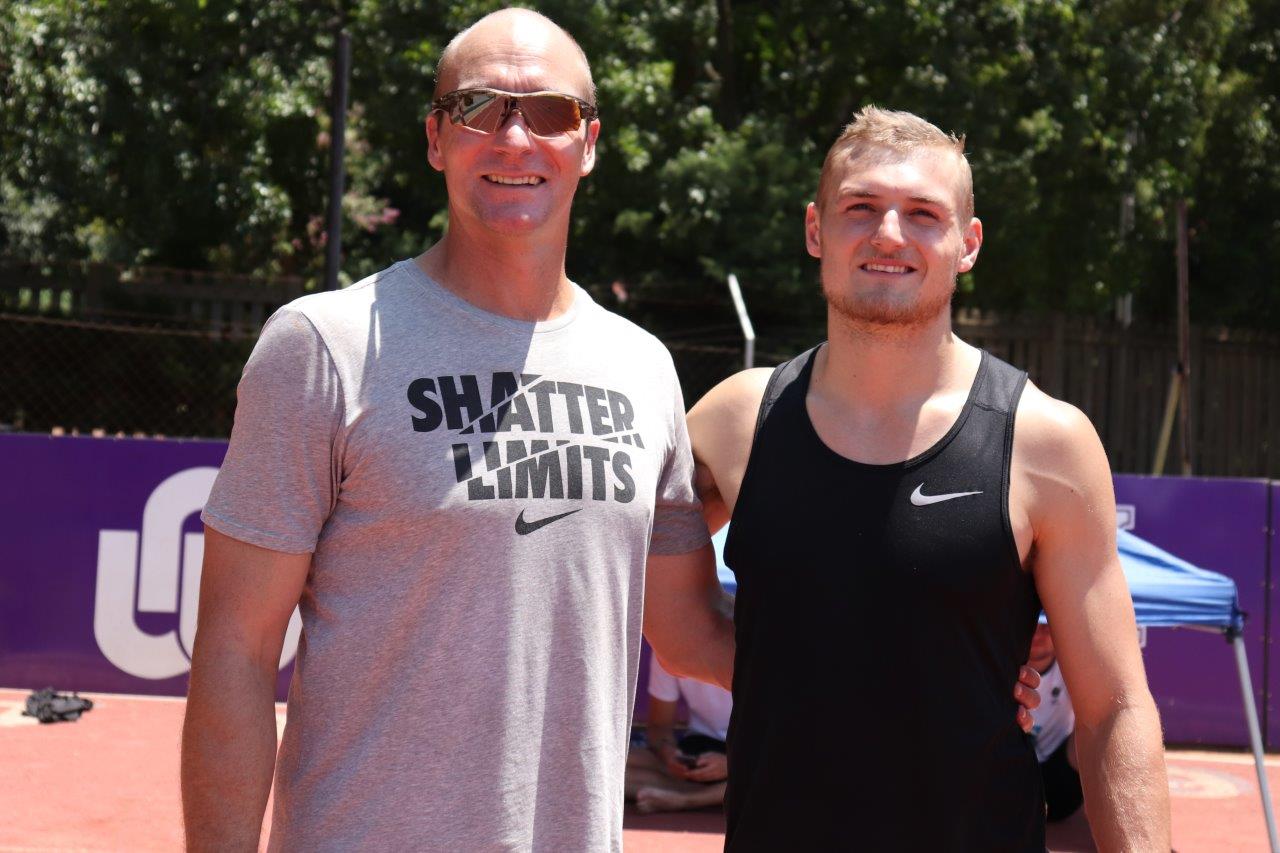 Die atletiekafrigter en voormalige SA 110m hekkiesatleet, Shaun Bownes, staan trots saam met Theodor Young, wat tans aan die naellope deelneem met die oog om naam in Europa te maak. Young is 'n gesiene hekkiesatleet, maar het die afgelope seisoen sy fokus na die 100m-item geskuif. Daar is groot hoop dat hy ‘n sukses hiervan gaan maak. Foto: Wouter Pienaar