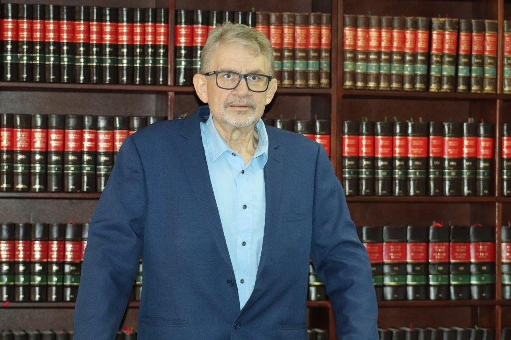 Adv. André May.
