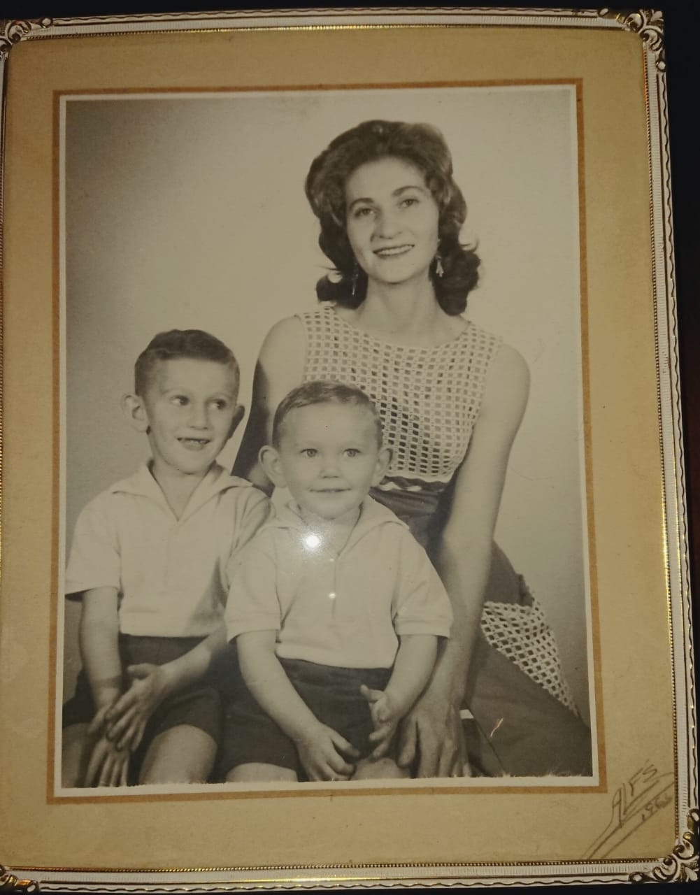 'n Jong Hester met haar twee seuns Johan en Pieter.