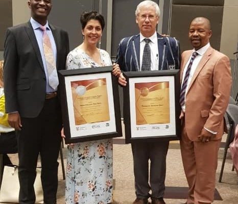 Direkteur-generaal van of Basiese Onderwys, Mr Hubert Mweli, die waarnemende hoof van Potchefstroom Girls High, Me. Gwendoline Duganzich, die hoof van Potchefstroom Gimnasium, Mnr. Roelof Oosthuizen en die Noordwes Departement van Onderwys se distrikdirekteur, Mnr. Benny Monale. Foto: Facebook/Potchefstroom High School for Girls.
